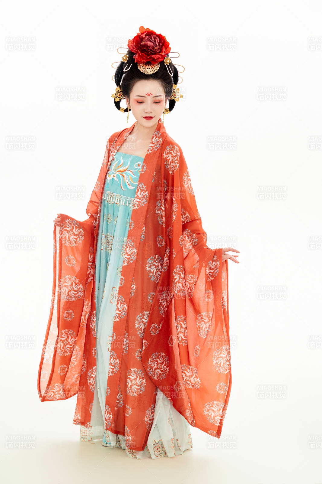 白色背景下穿著中國唐朝服飾的少女