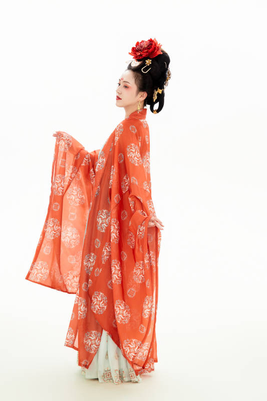 白色背景下穿着中国唐朝服饰的少女