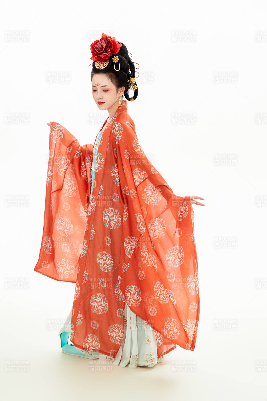 白色背景下穿著中國唐朝服飾的少女