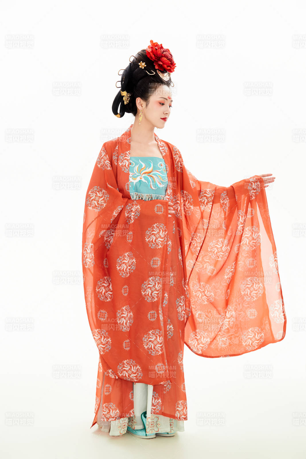 白色背景下穿著中國唐朝服飾的少女