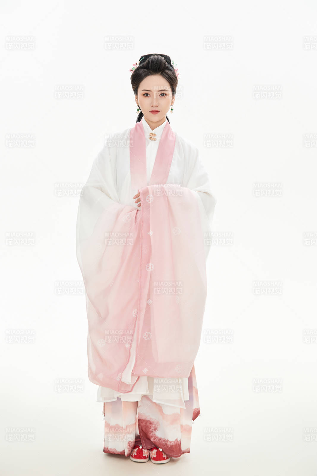 白色背景下穿著魏晉制漢服的少女