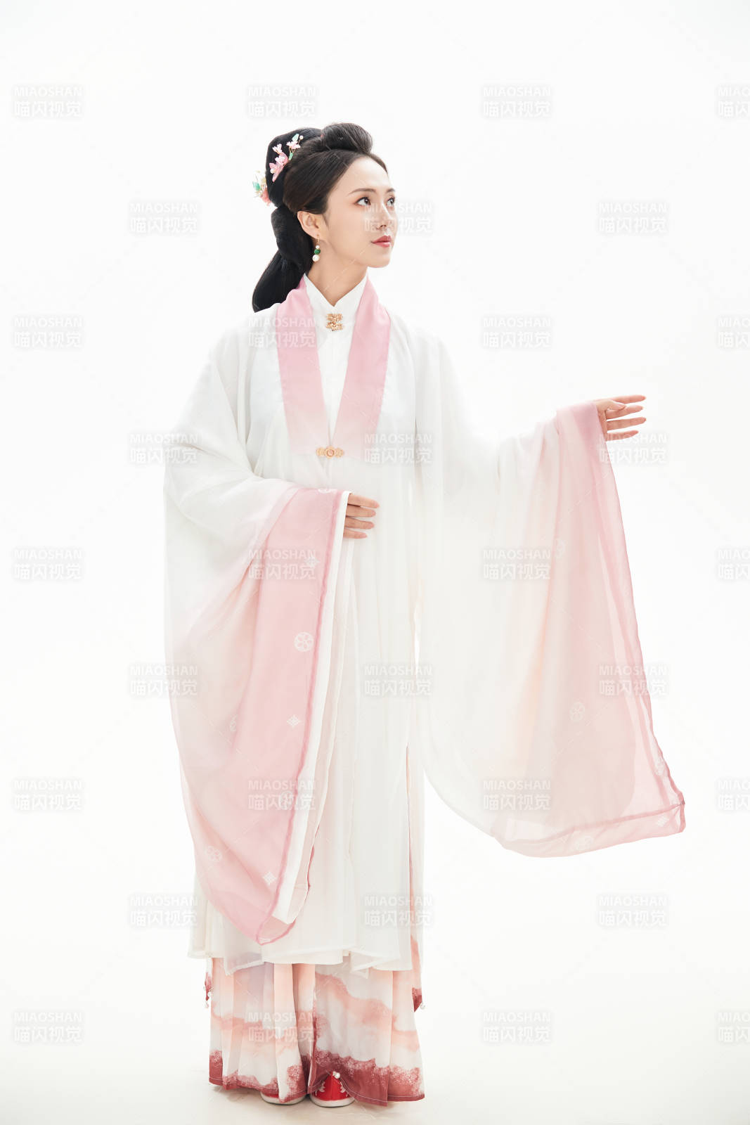 白色背景下穿著魏晉制漢服的少女