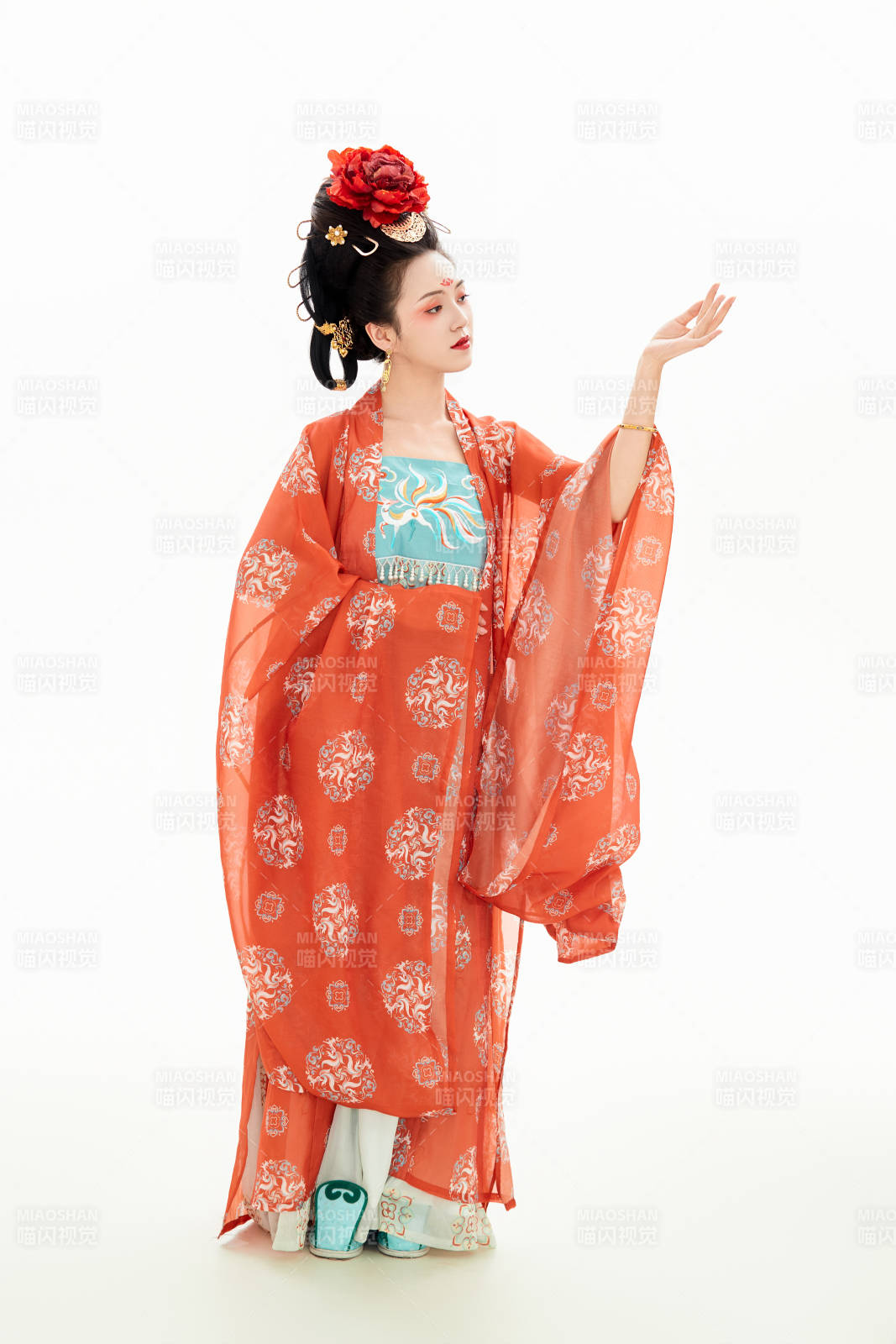 白色背景下穿著中國唐朝服飾的少女