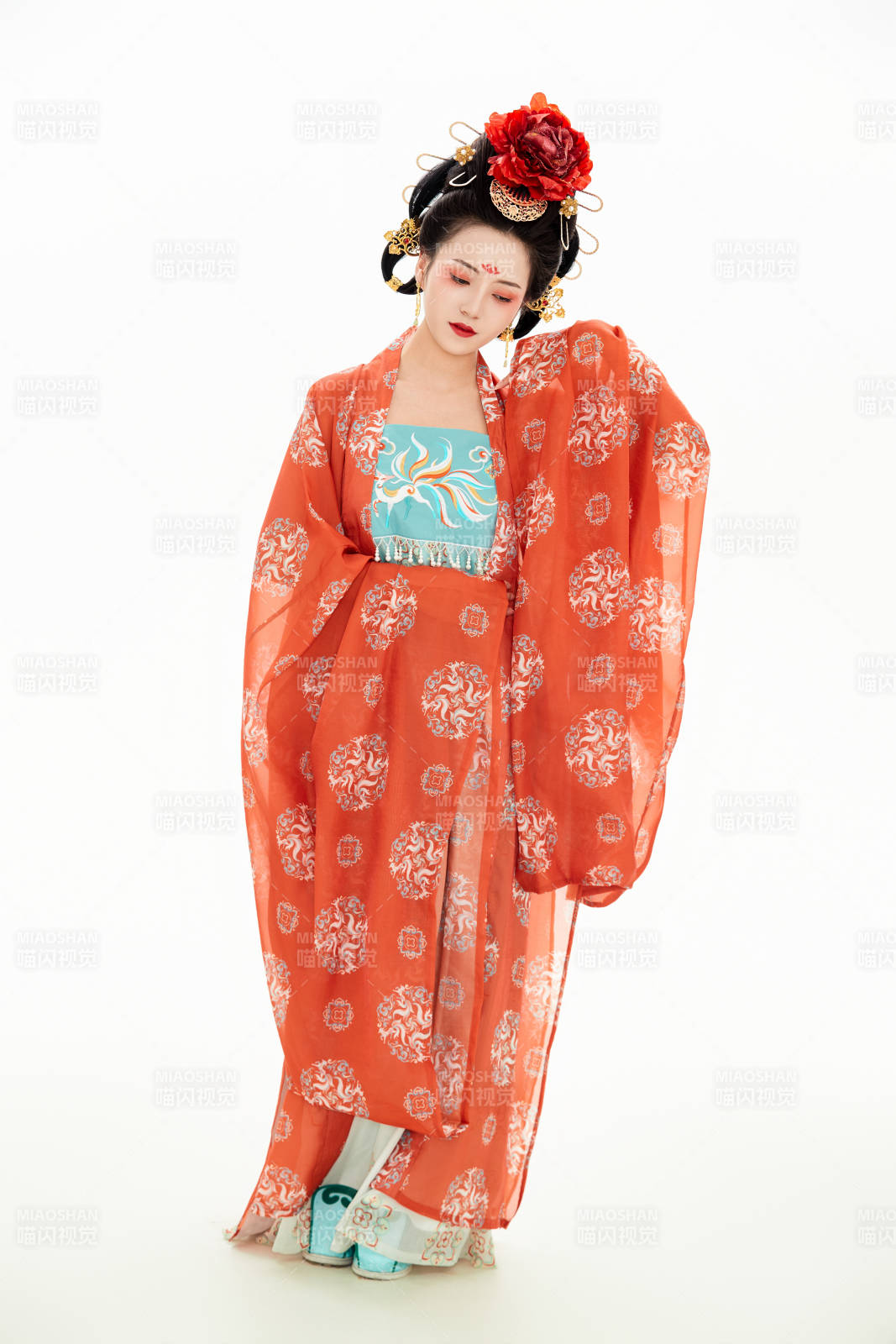 白色背景下穿着中国唐朝服饰的少女