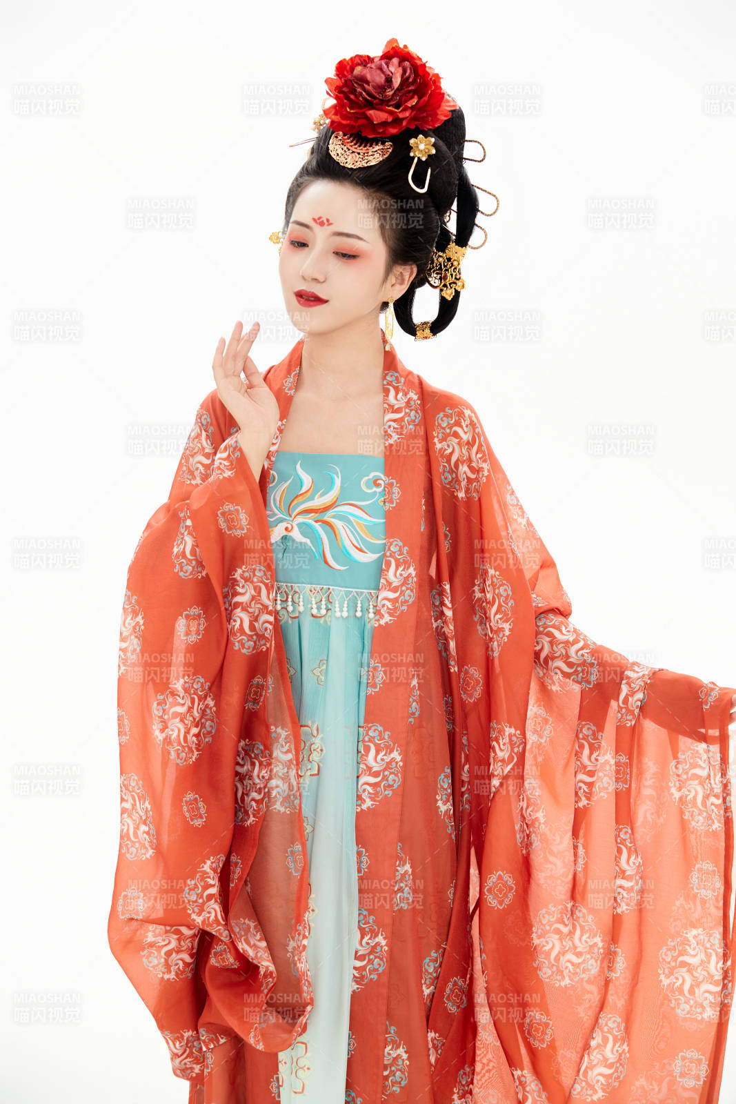 白色背景下穿着中国唐朝服饰的少女