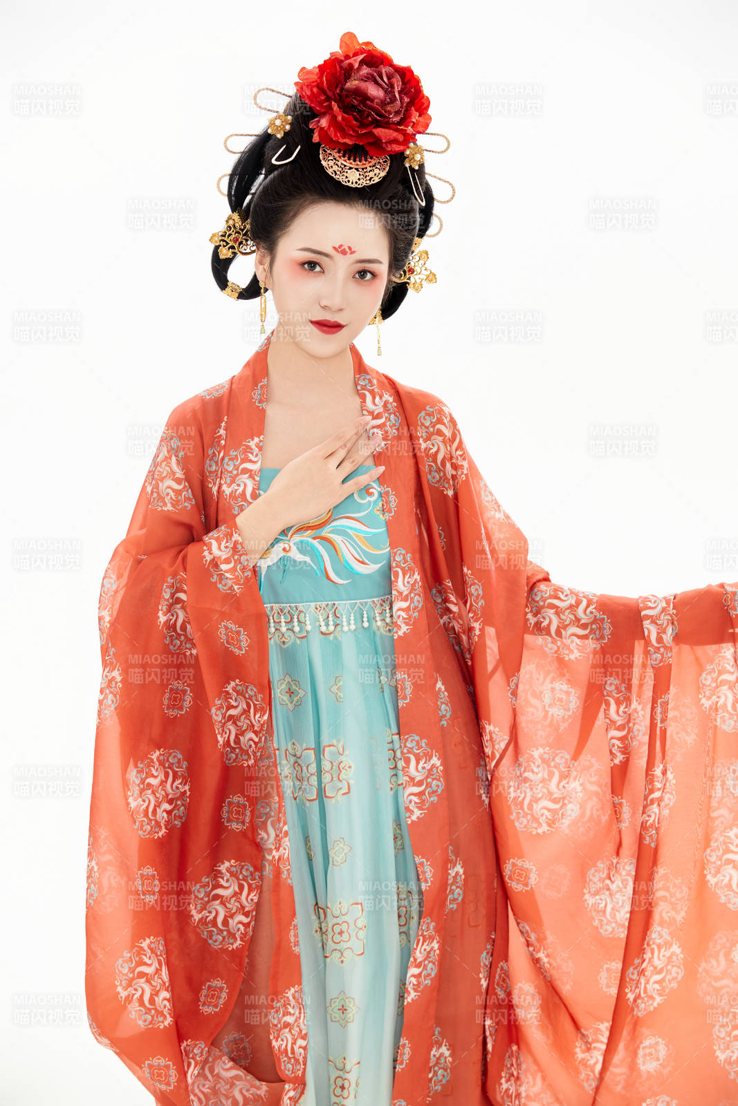 白色背景下穿著中國(guó)唐朝服飾的少女