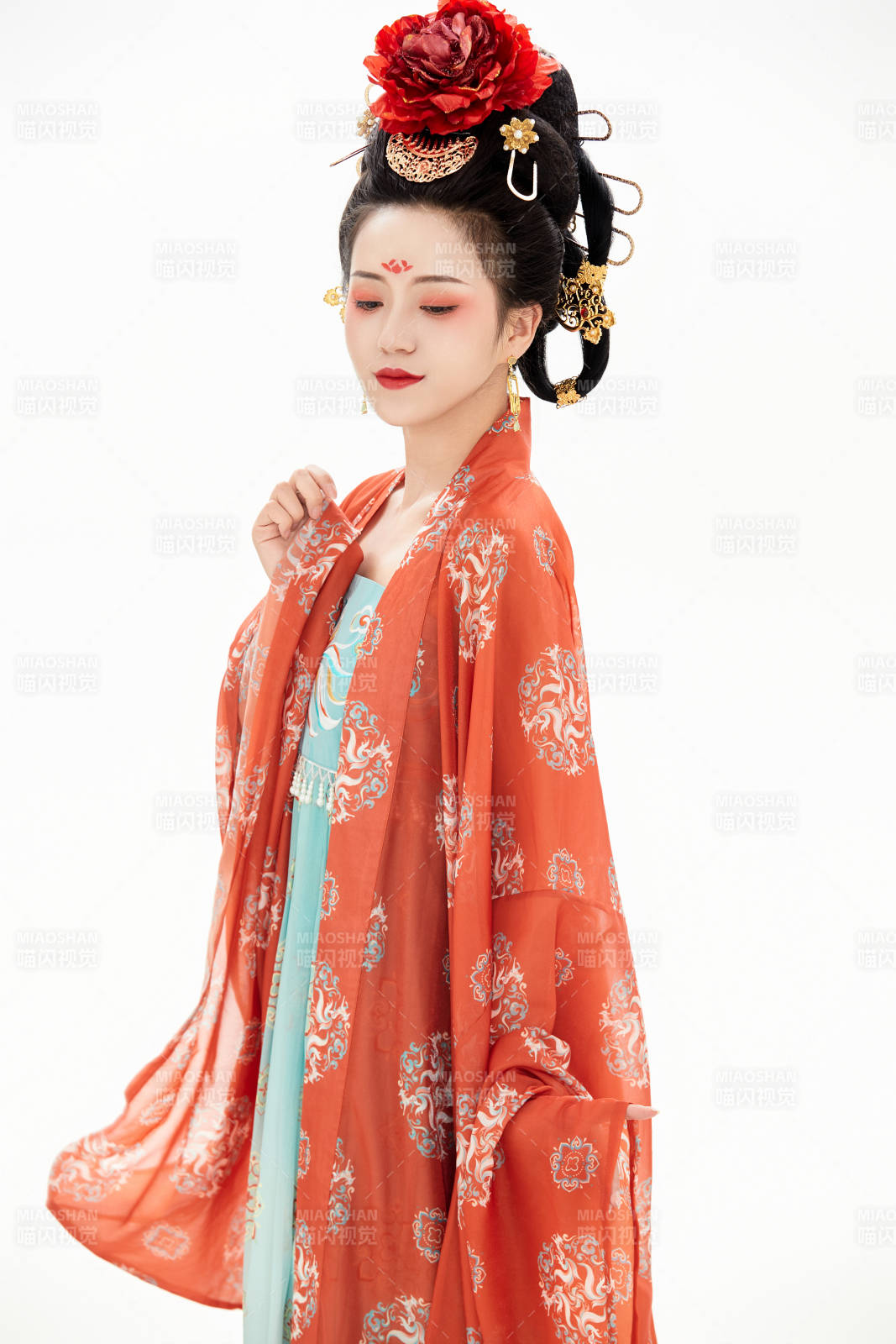 白色背景下穿著中國唐朝服飾的少女