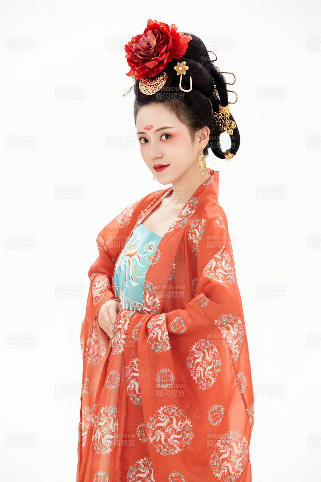 白色背景下穿著中國唐朝服飾的少女