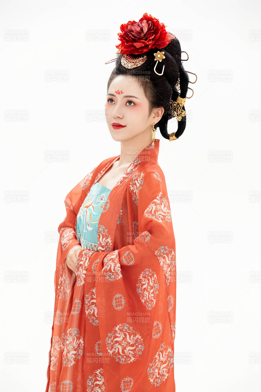 白色背景下穿著中國唐朝服飾的少女