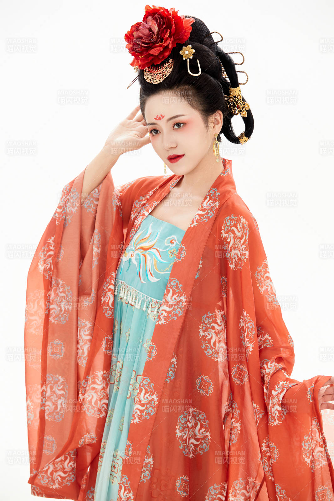 白色背景下穿著中國唐朝服飾的少女