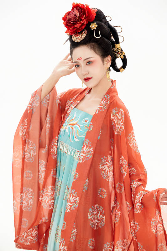 白色背景下穿着中国唐朝服饰的少女