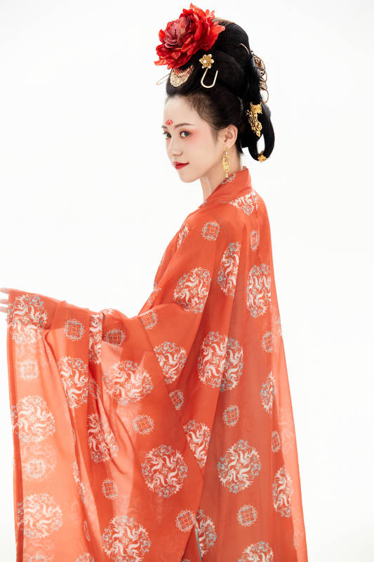 白色背景下穿着中国唐朝服饰的少女