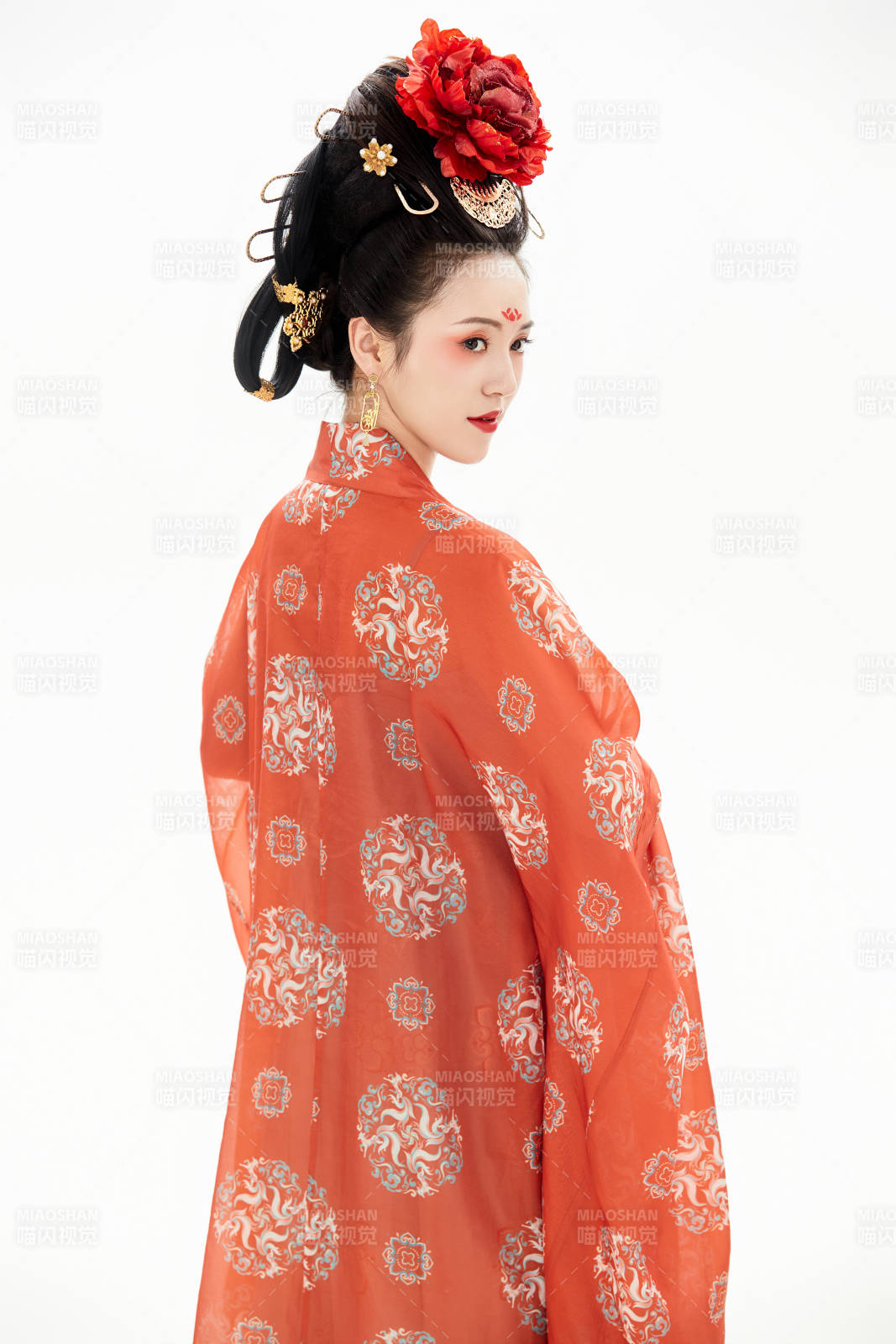 白色背景下穿著中國唐朝服飾的少女