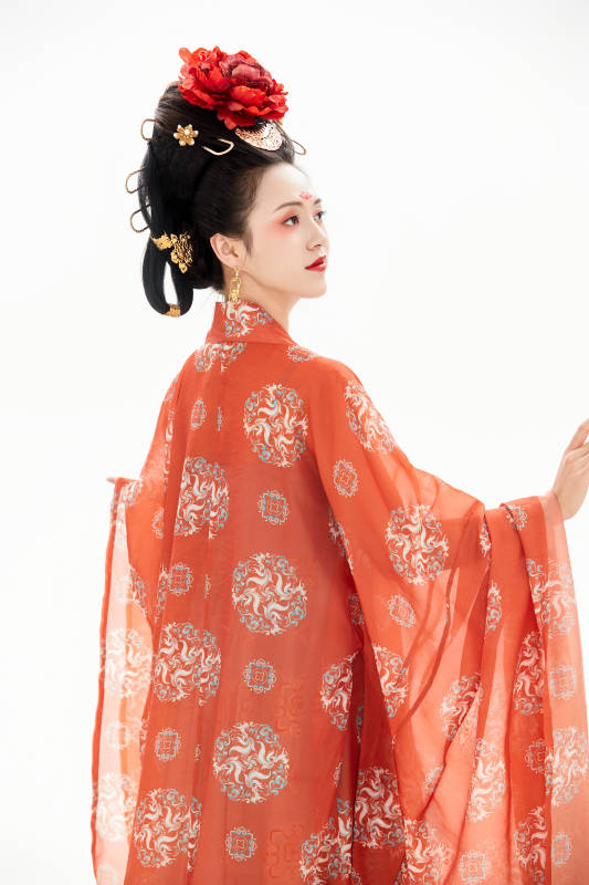 白色背景下穿着中国唐朝服饰的少女