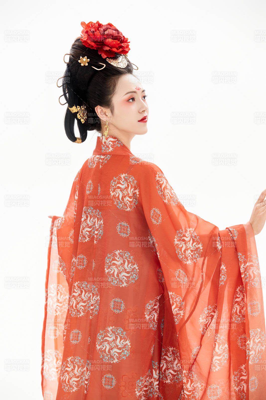 白色背景下穿着中国唐朝服饰的少女