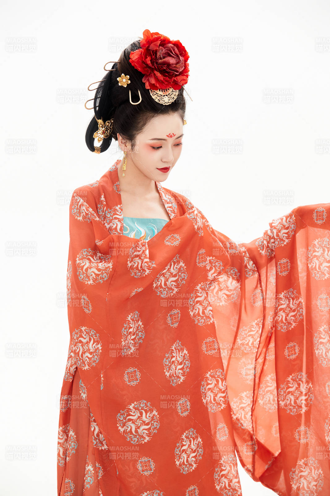 白色背景下穿着中国唐朝服饰的少女