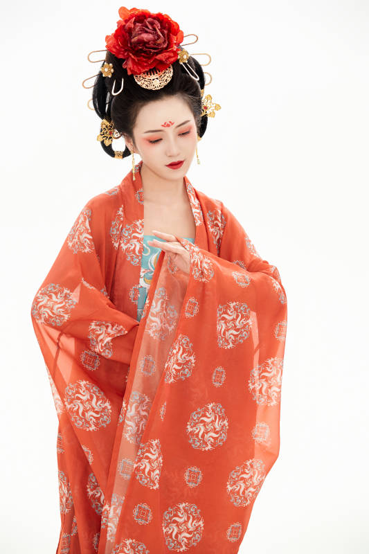白色背景下穿着中国唐朝服饰的少女