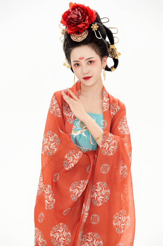 白色背景下穿着中国唐朝服饰的少女