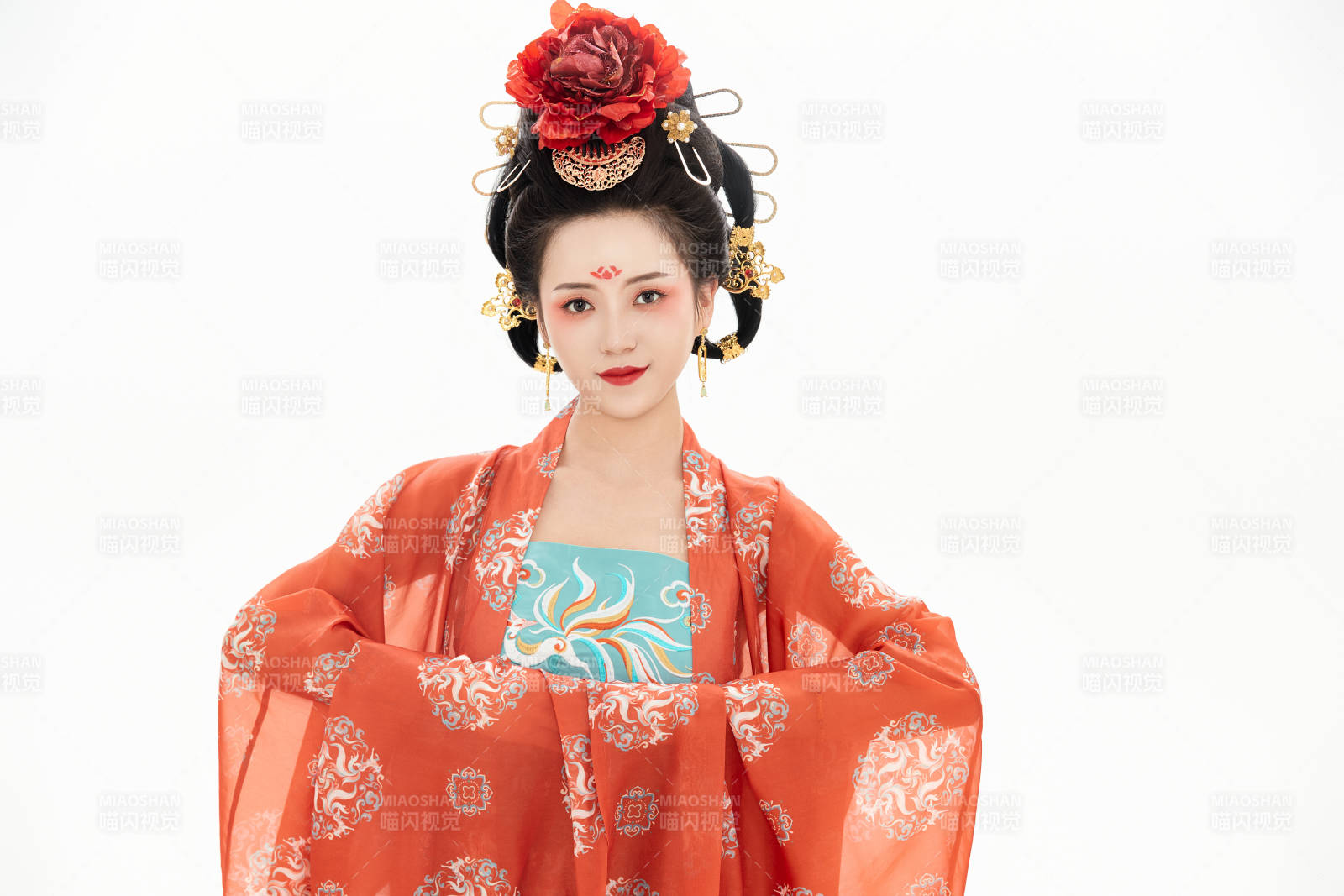 白色背景下穿著中國(guó)唐朝服飾的少女