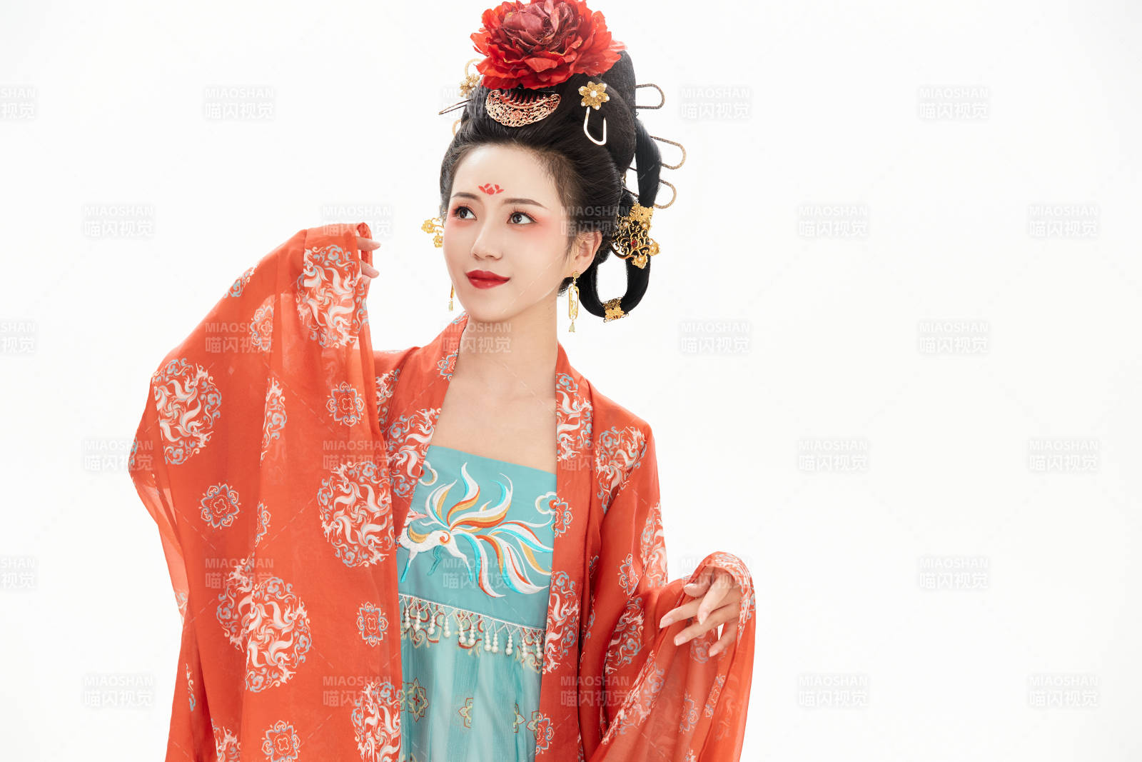 白色背景下穿着中国唐朝服饰的少女