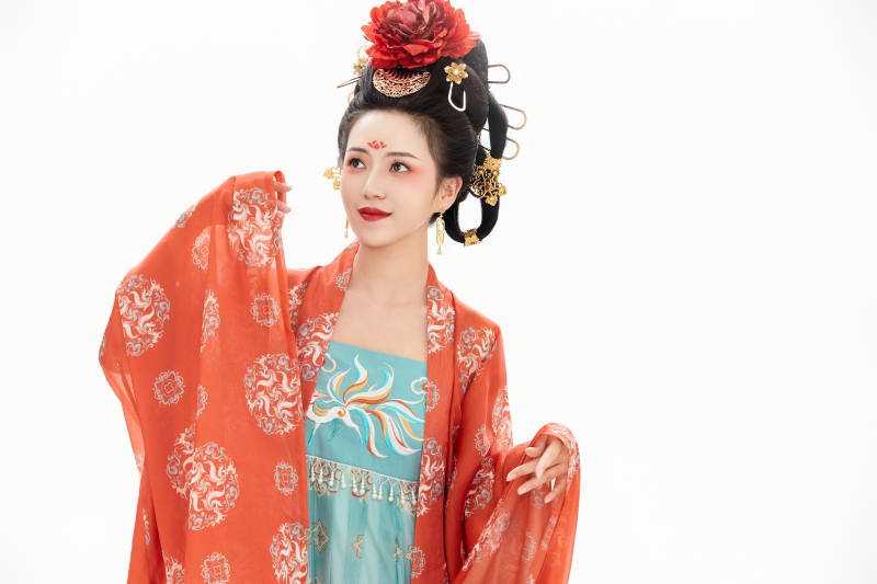 白色背景下穿着中国唐朝服饰的少女