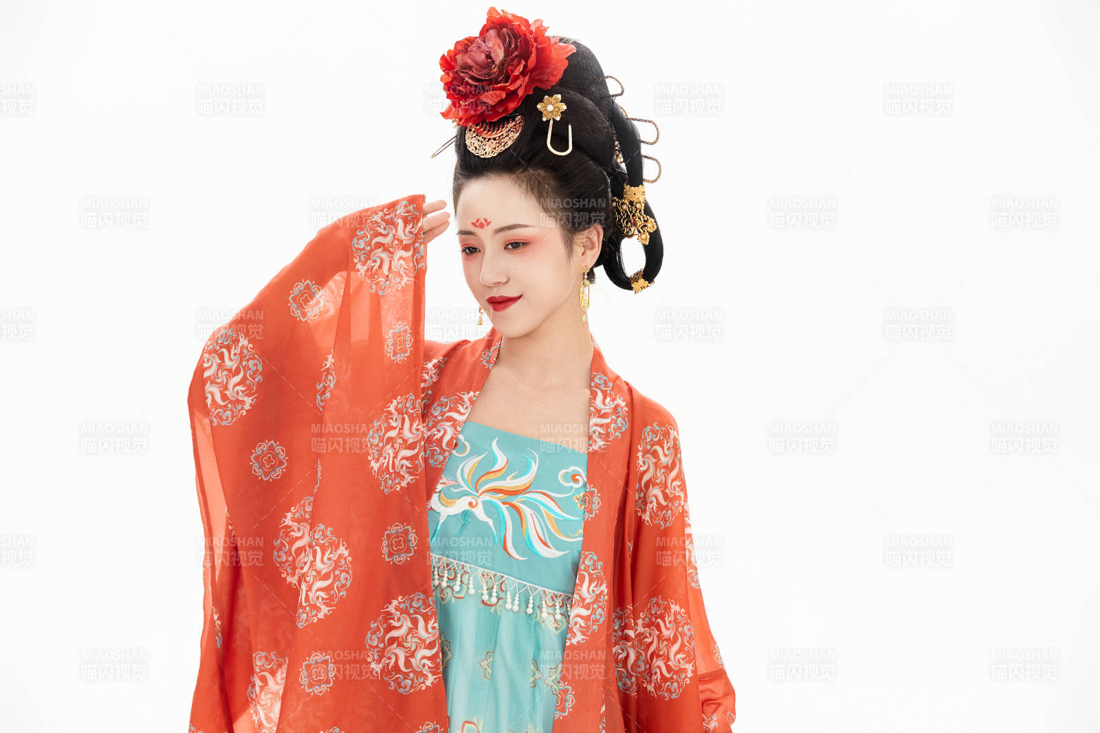 白色背景下穿著中國唐朝服飾的少女