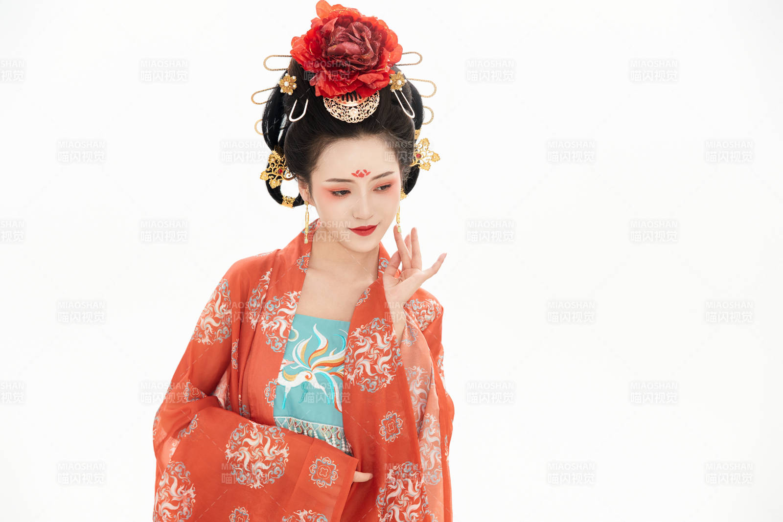 白色背景下穿着中国唐朝服饰的少女图片