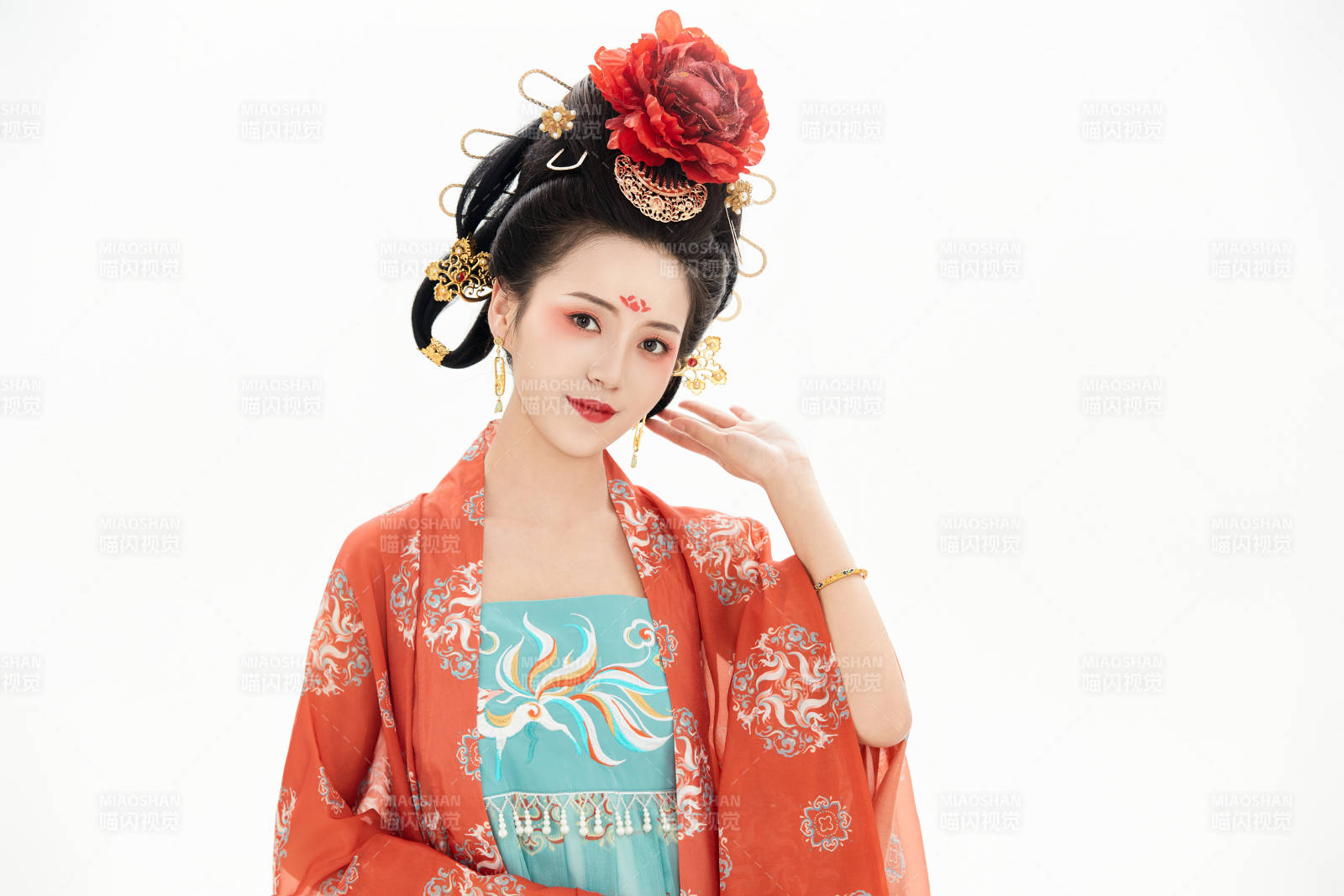 白色背景下穿著中國唐朝服飾的少女