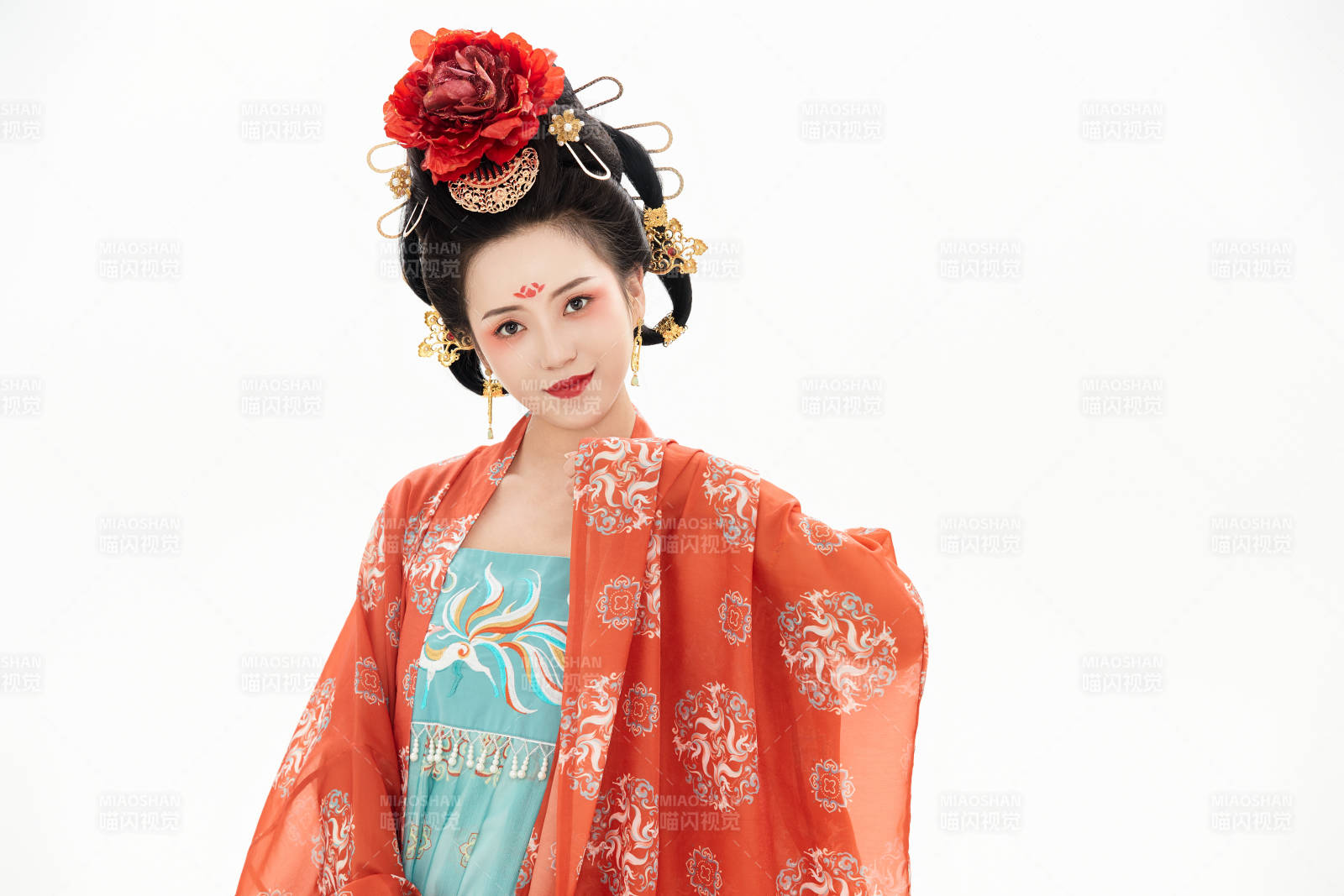 白色背景下穿著中國唐朝服飾的少女