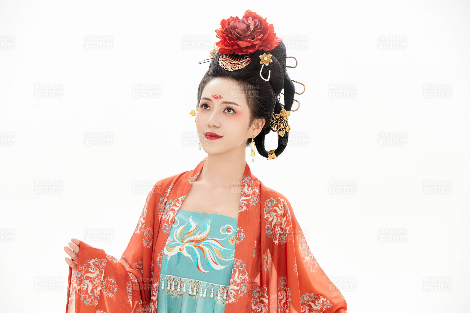 白色背景下穿著中國唐朝服飾的少女