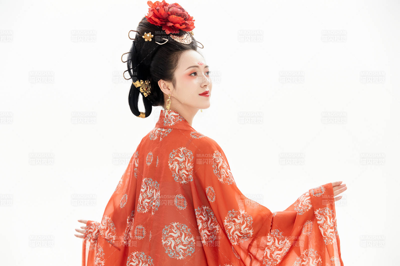 白色背景下穿著中國唐朝服飾的少女