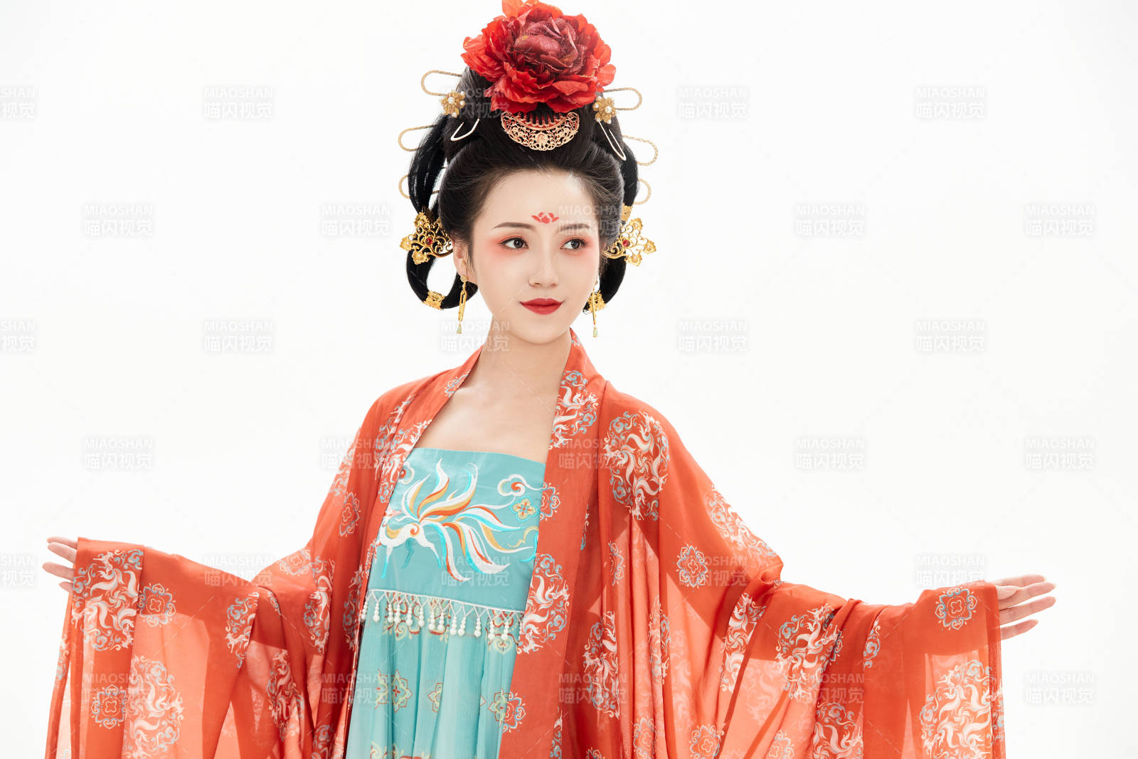 白色背景下穿著中國唐朝服飾的少女