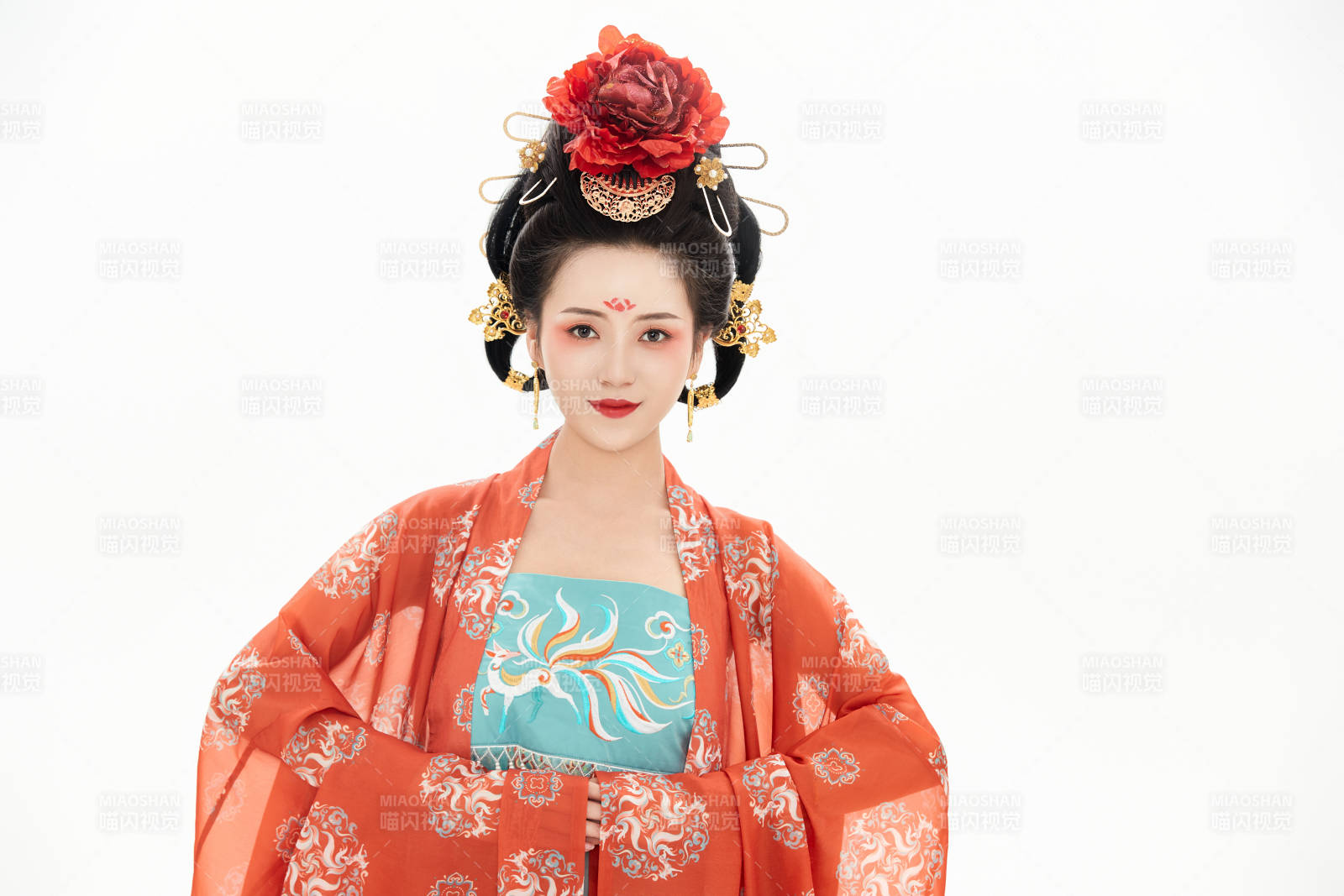 白色背景下穿著中國唐朝服飾的少女