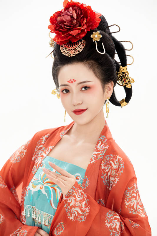 白色背景下穿着中国唐朝服饰的少女