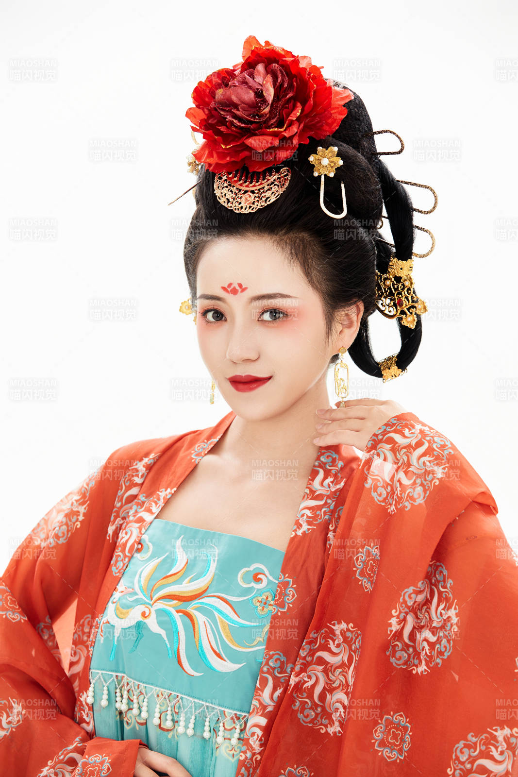 白色背景下穿着中国唐朝服饰的少女