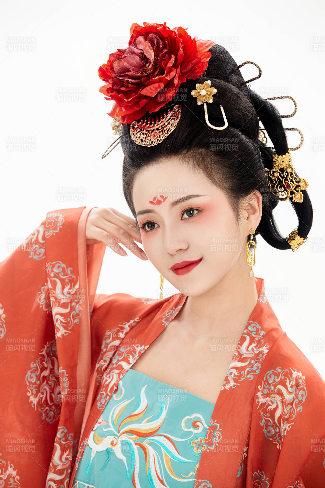 白色背景下穿著中國唐朝服飾的少女