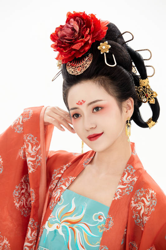 白色背景下穿着中国唐朝服饰的少女