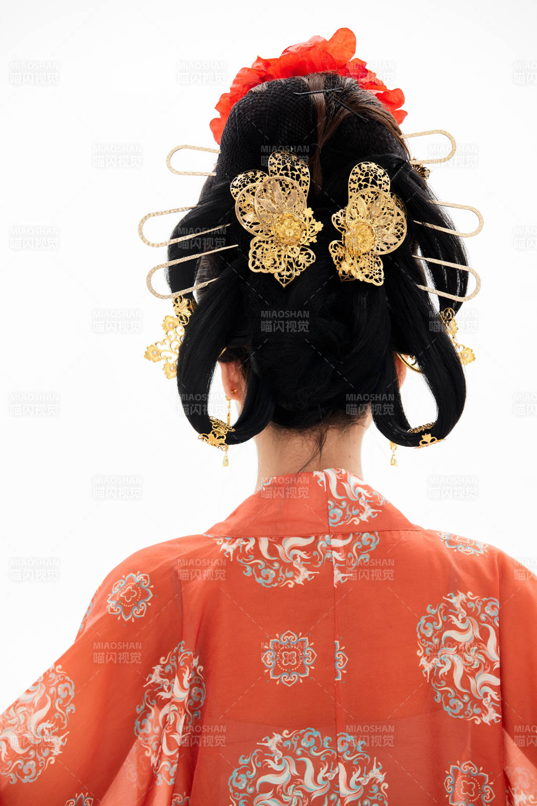 白色背景下穿著中國唐朝服飾的少女