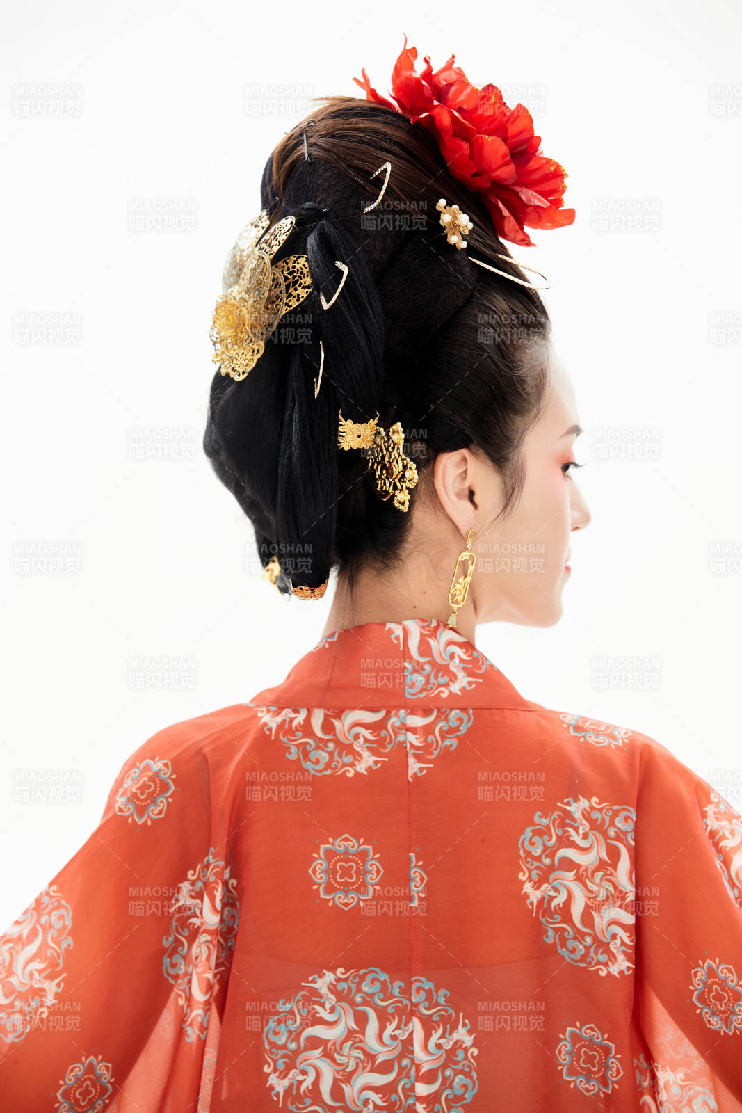 白色背景下穿著中國唐朝服飾的少女