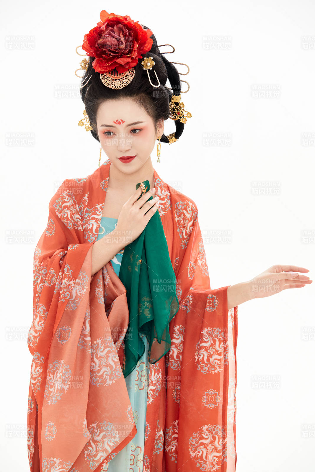 白色背景下穿著中國唐朝服飾的少女