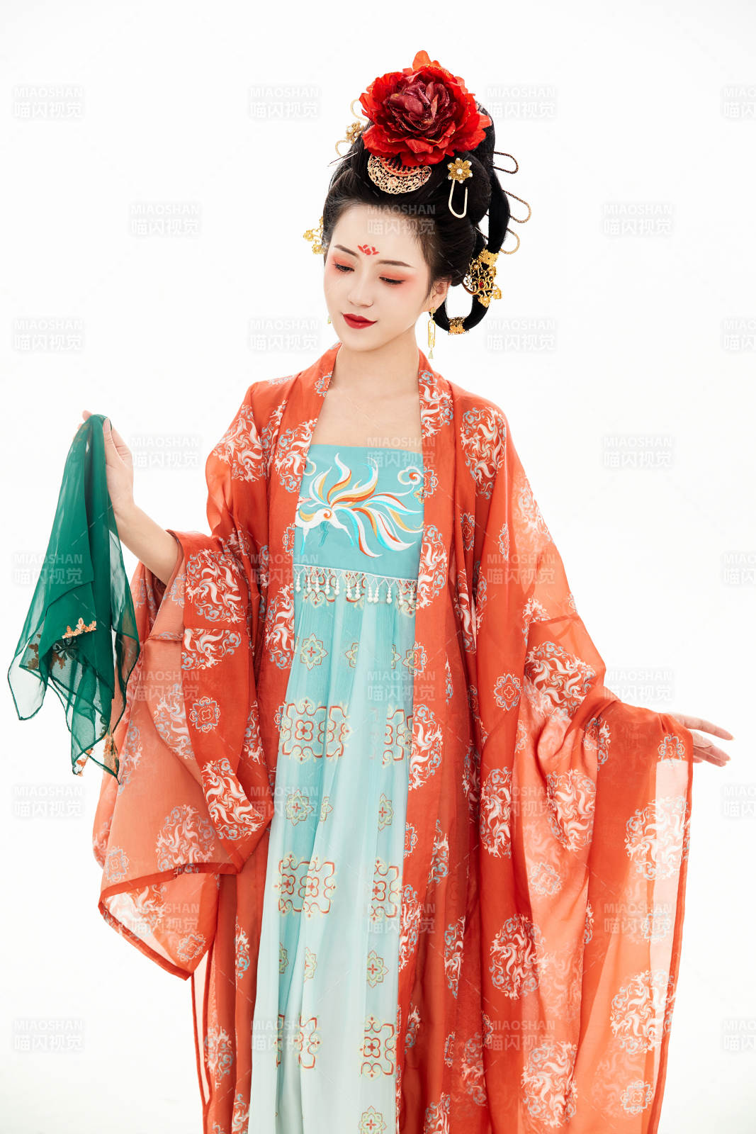 白色背景下穿著中國唐朝服飾的少女