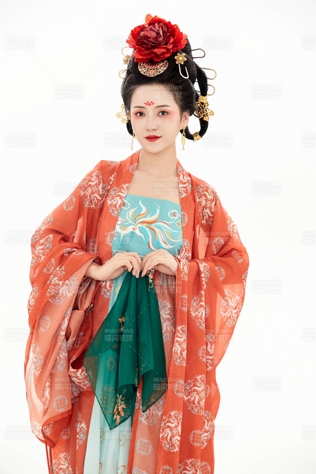 白色背景下穿著中國唐朝服飾的少女