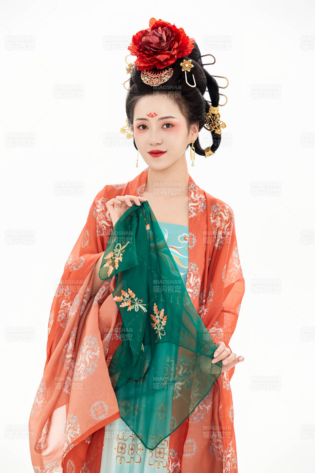 白色背景下穿著中國(guó)唐朝服飾的少女