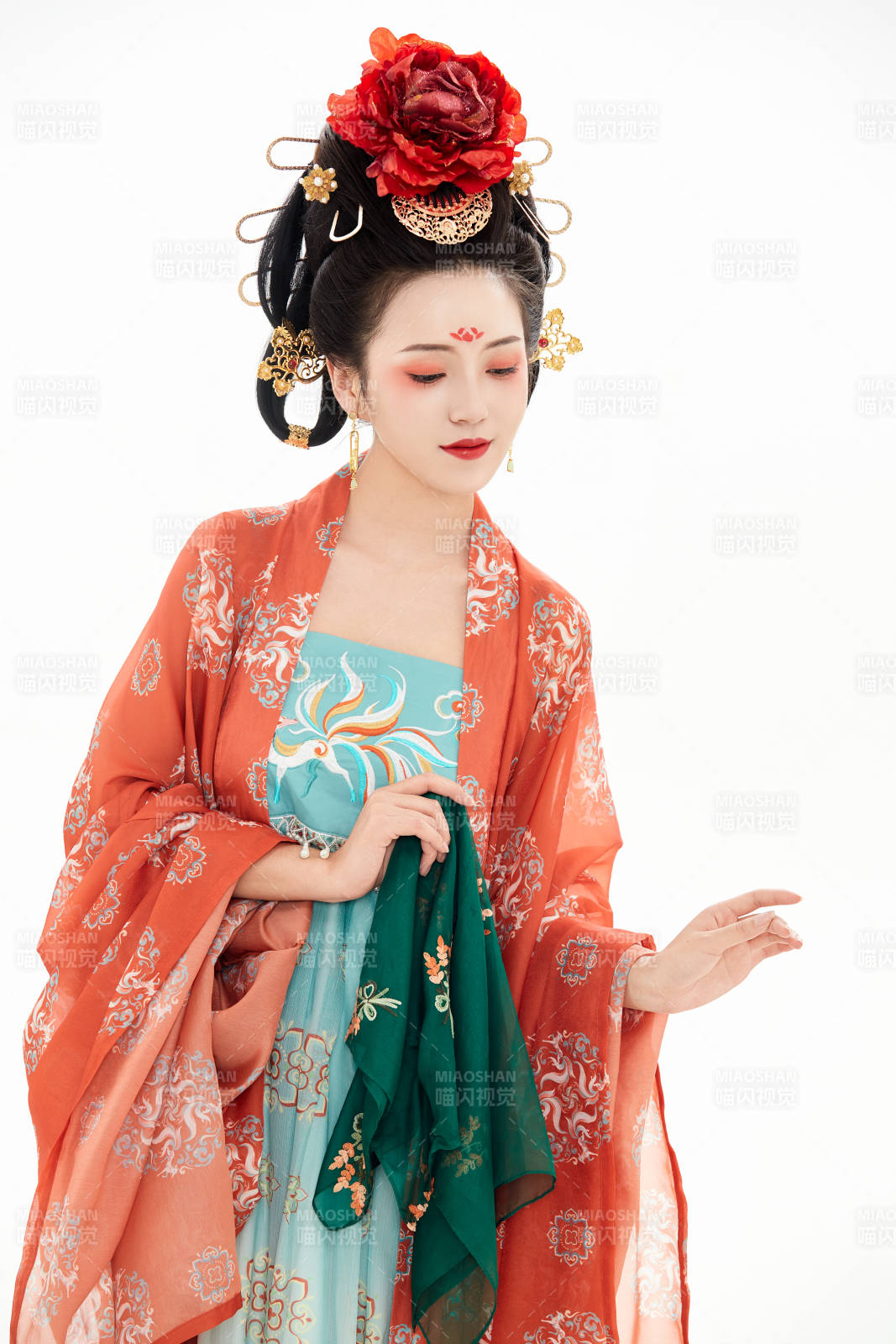 白色背景下穿着中国唐朝服饰的少女