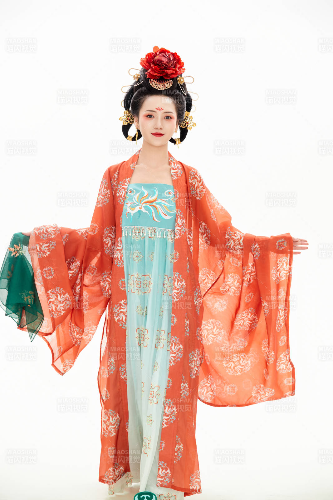 白色背景下穿著中國唐朝服飾的少女