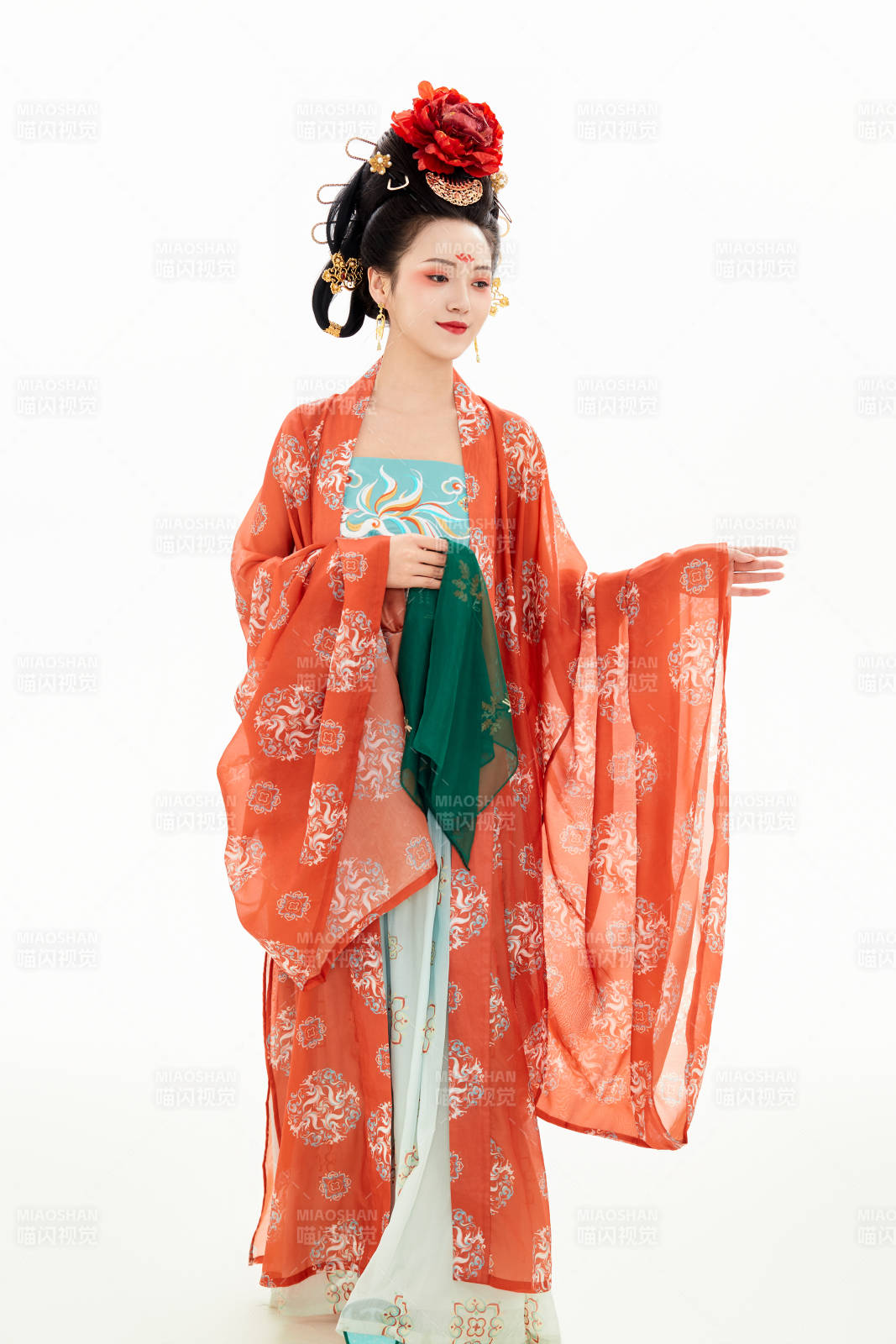 白色背景下穿著中國唐朝服飾的少女