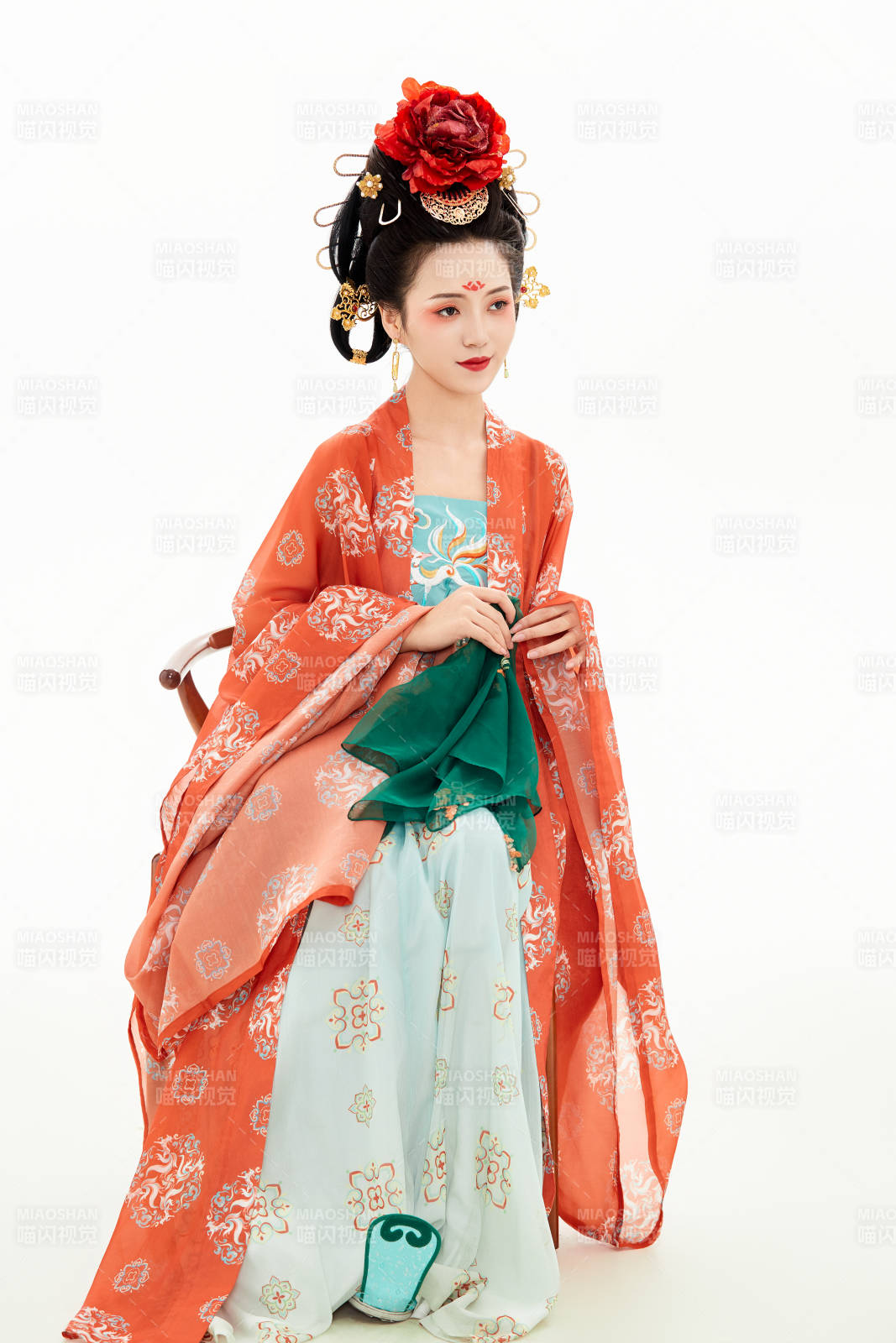 白色背景下穿著中國唐朝服飾的少女