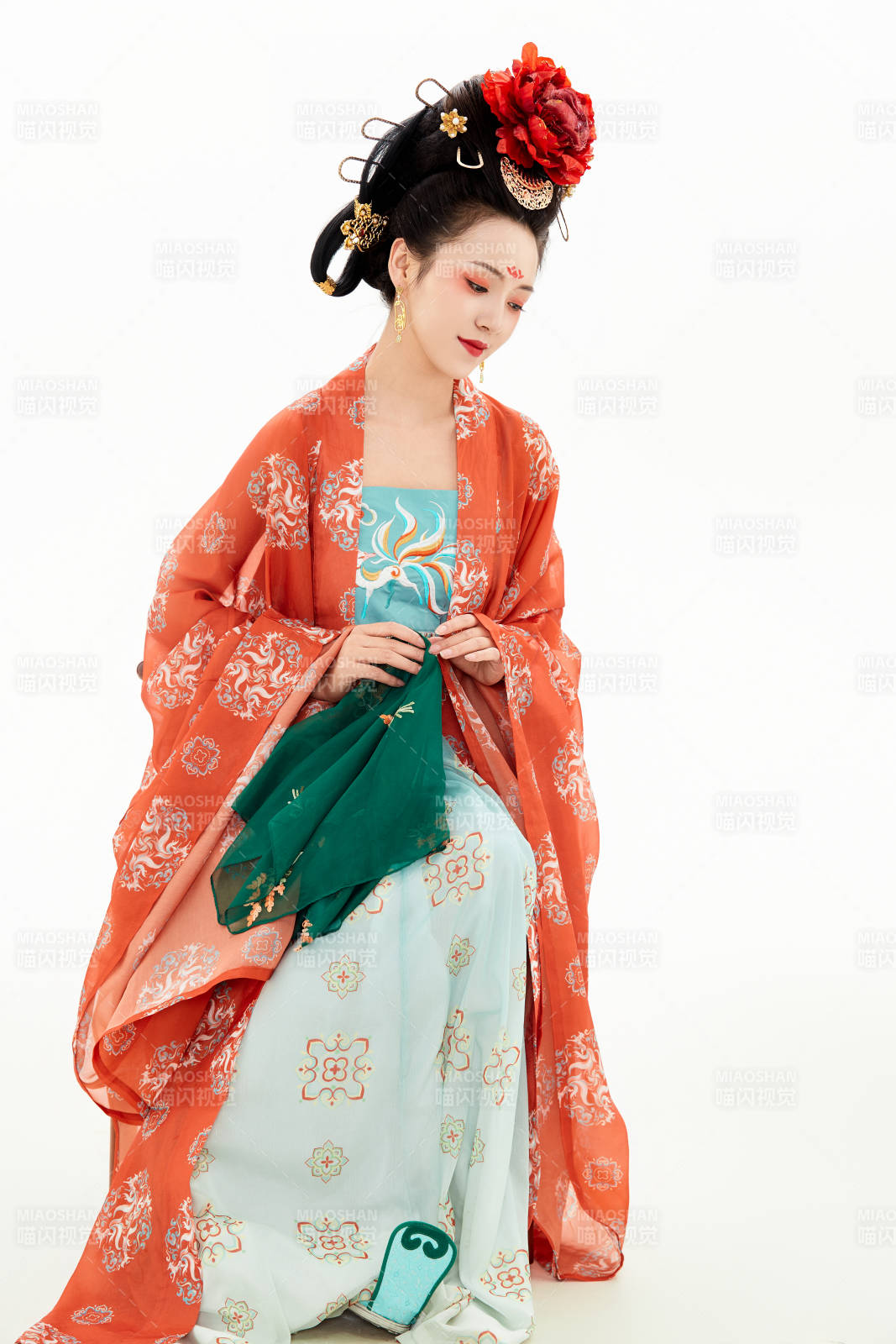 白色背景下穿著中國唐朝服飾的少女