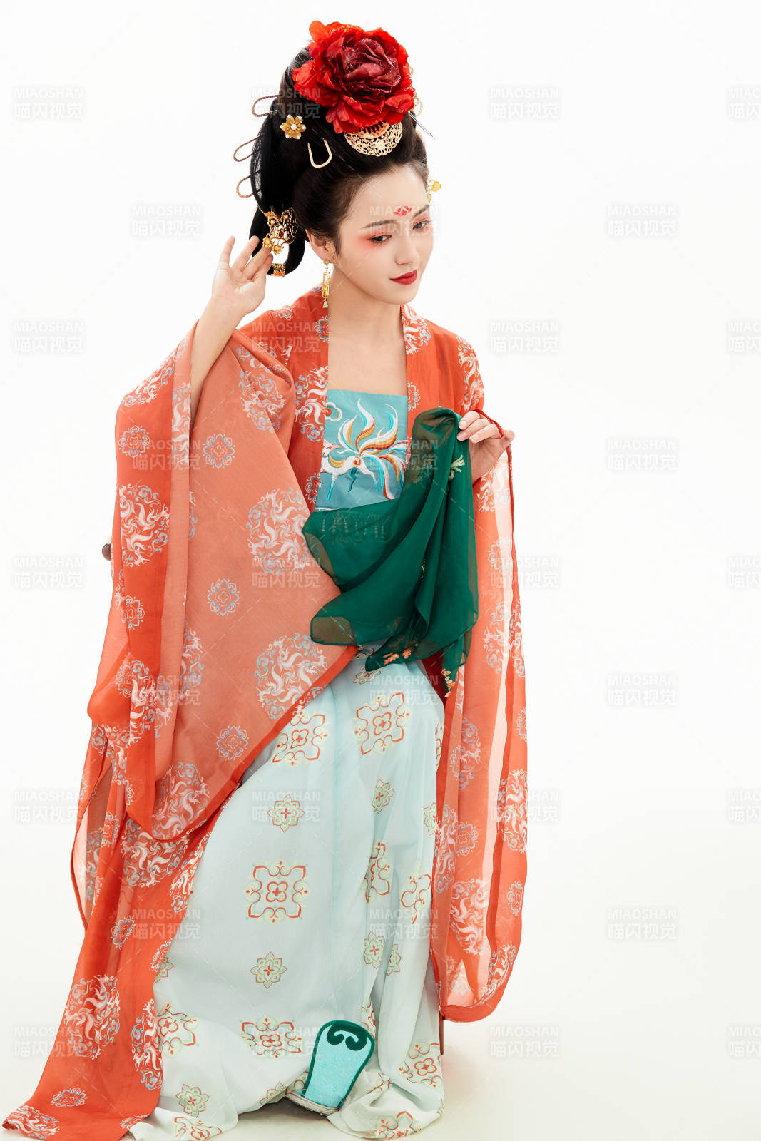 白色背景下穿著中國唐朝服飾的少女