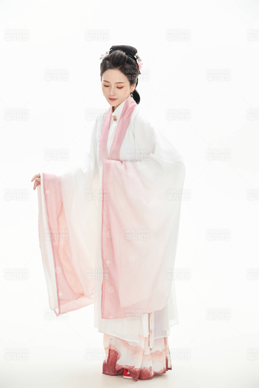 白色背景下穿著魏晉制漢服的少女